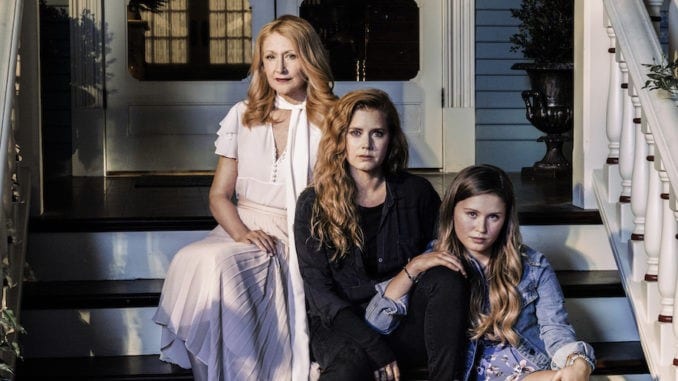 Patricia Clarkson, Amy Adams e Eliza Scanlen em Sharp Objects