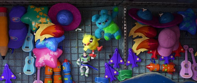 Coelhinho, Patinho e Buzz na barraca de Toy Story 4