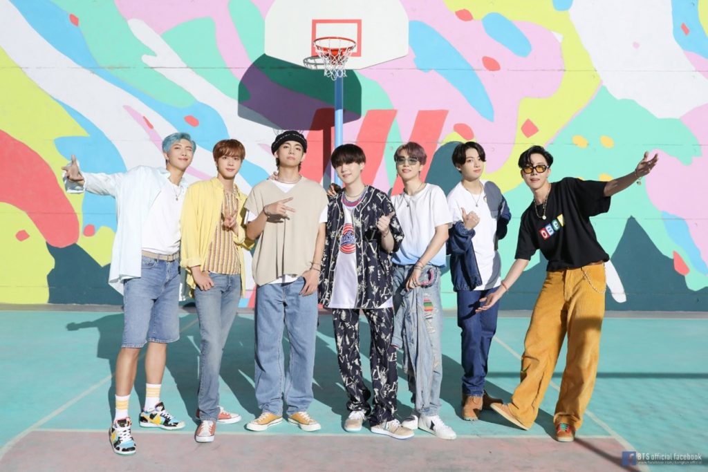 Dynamite, uma das músicas de maior sucesso em 2020, é da banda de K-Pop BTS. 