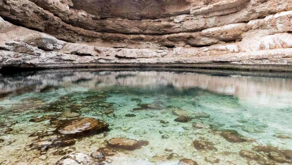 A Bimmah Sinkhole possui águas perfeitas para o banho. 