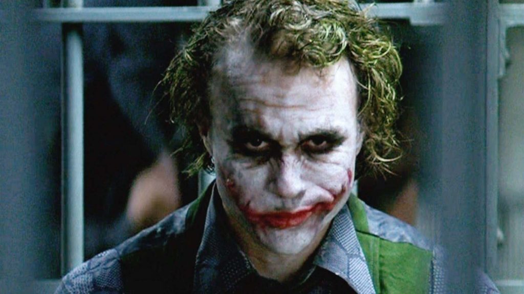 O Coringa, interpretado por Heath Ledger.
