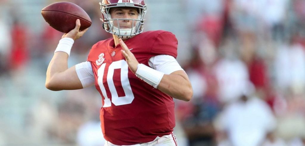 Mac Jones atuando por Alabama