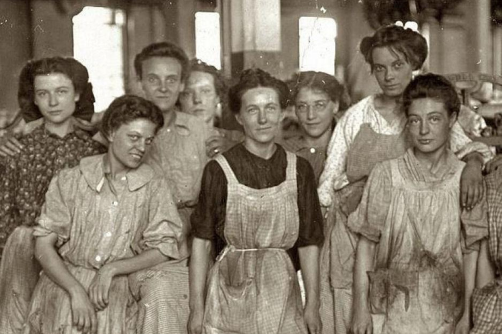 Para reivindicar direitos, as mulheres se uniram durante a Revolução Industrial.