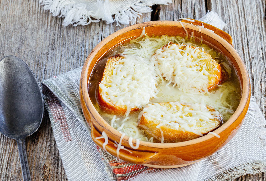 A sopa de cebola é um prato típico da gastronomia francesa no inverno.