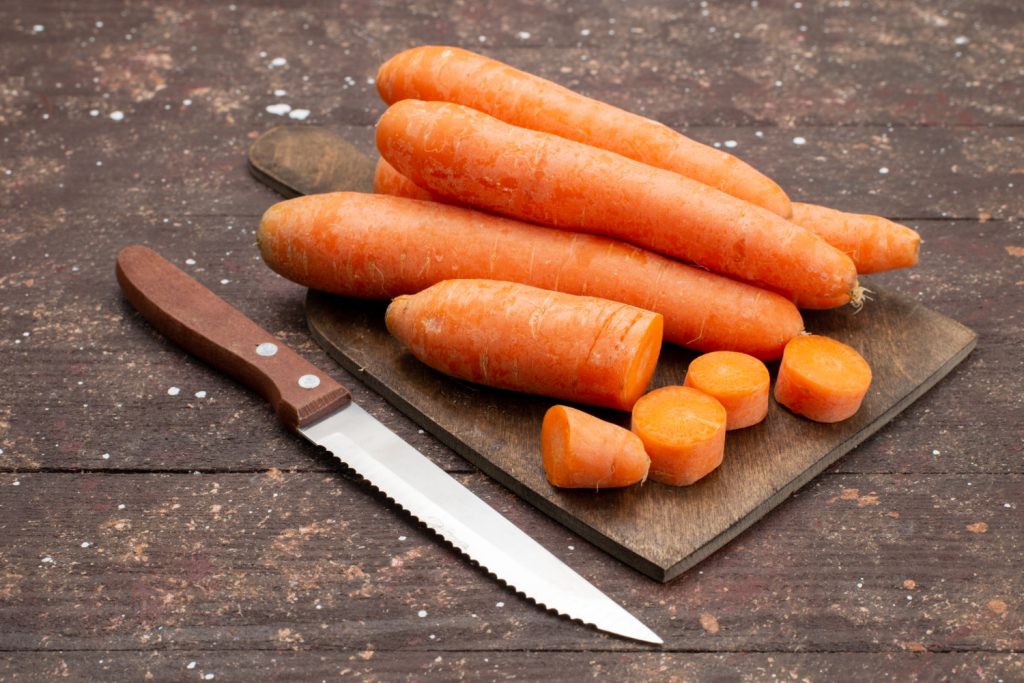 As cenouras estão entre os principais alimentos que combatem a retenção de líquidos. 