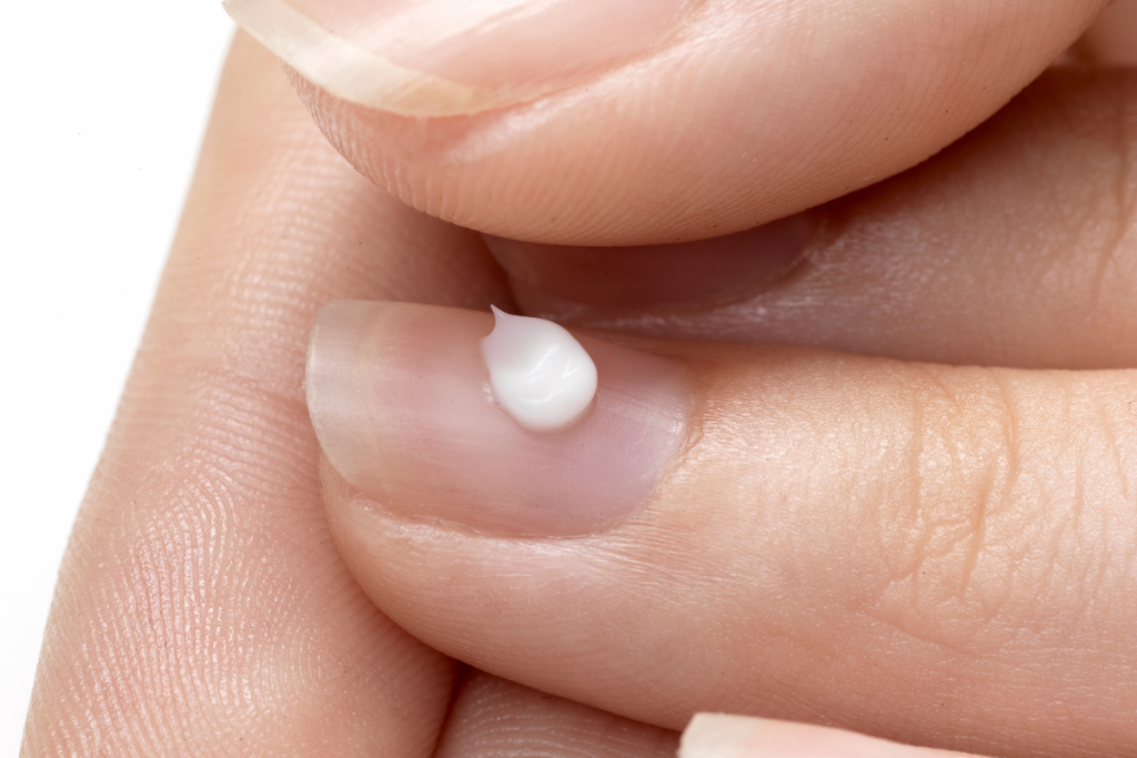 Entre os produtos de tratamento para unhas fracas está o amolecedor de cutículas.