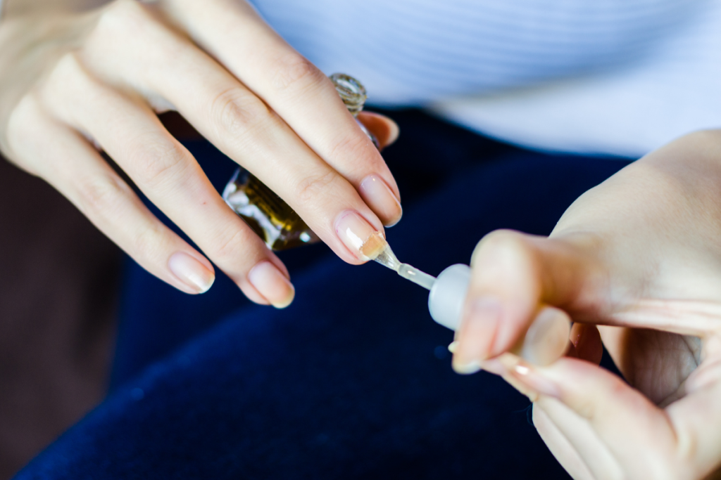 A base fortalecedora está entre os produtos de tratamento para unhas fracas.
