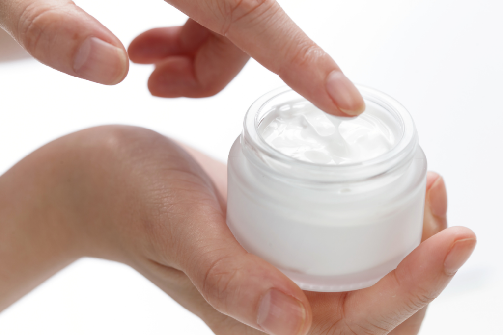 O creme hidratante para unhas ajuda a fortalecê-las.
