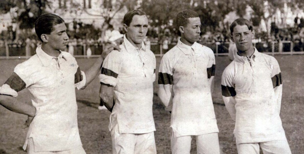 Jogadores brasileiros usando o uniforme totalmente branco com detalhe azul nas mangas.
