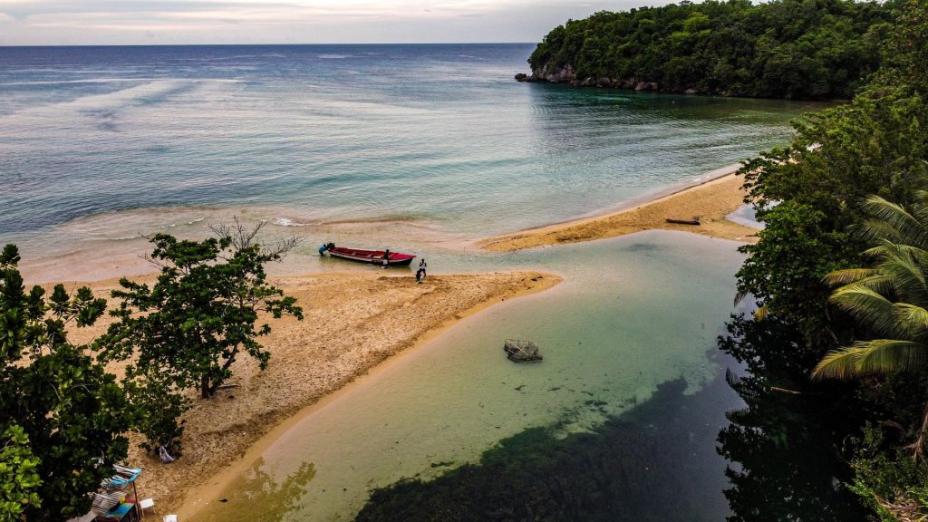 Ocho Rios, uma bela cidade costeira na Jamaica.