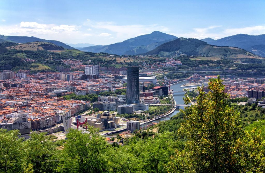  Vista de Bilbao, capital do País Basco, território pertencente à Espanha. 