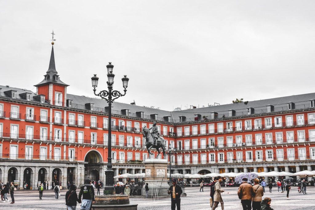 Plaza Mayor, em Madrid, com estátua do Rei Filipe III.