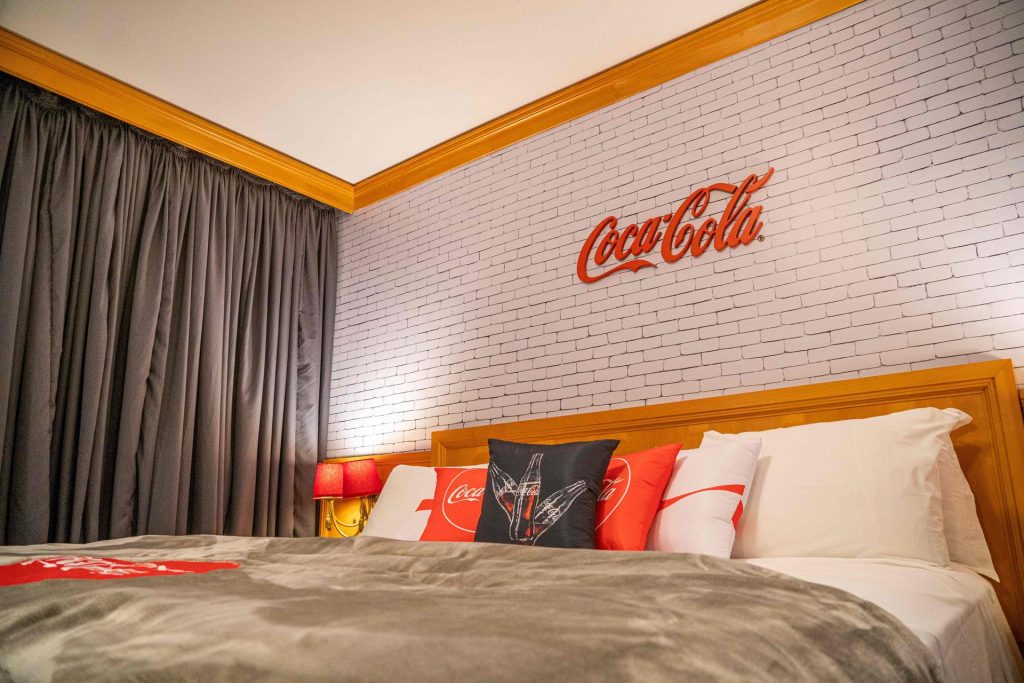 O quarto temático da Coca-Cola oferece uma experiência única aos visitantes. 