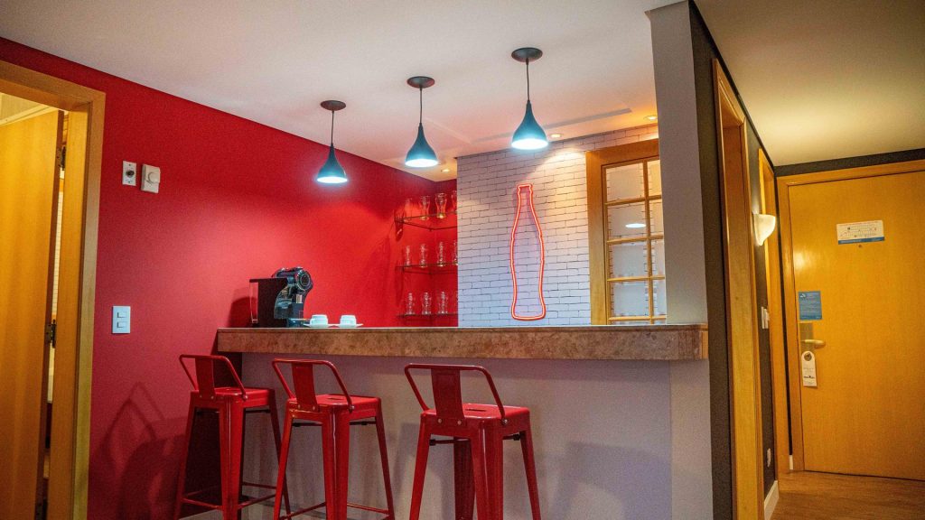 Além do quarto, a cozinha é temática Coca-Cola. 