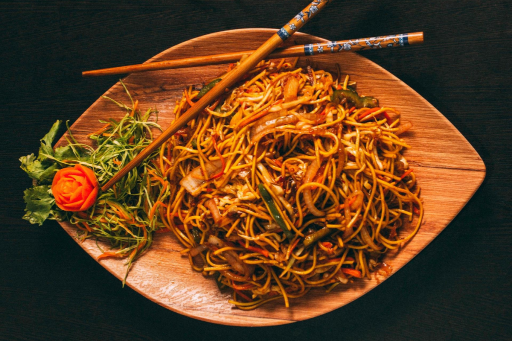 A invenção do yakisoba é disputada entre chineses e japoneses. 