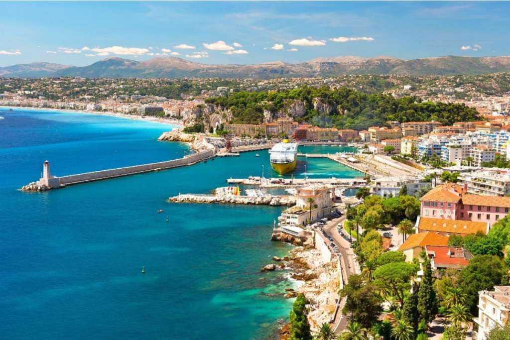 As praias de Nice, na França, atraem milhões de turistas todos os anos.