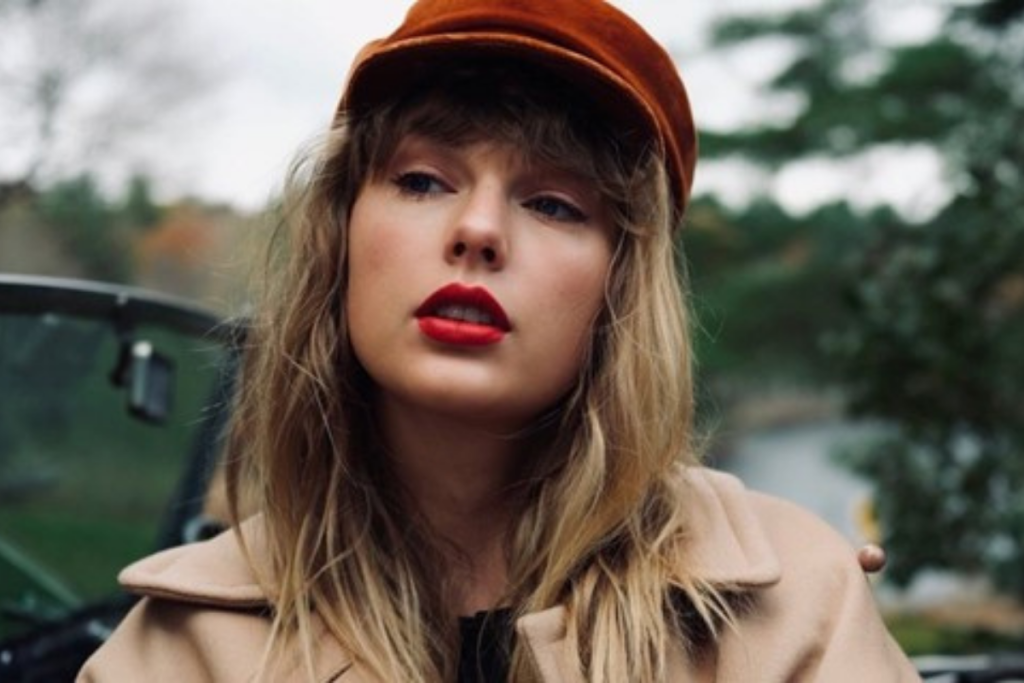 Taylor Swift e seu "novo" álbum Red (Taylor's Version). 