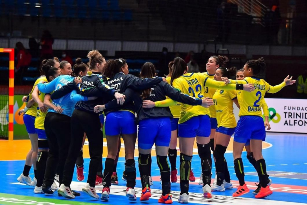 Jogadoras da Seleção Brasileira comemorando a vitória sobre a Argentina no Mundial Feminino de Handebol.