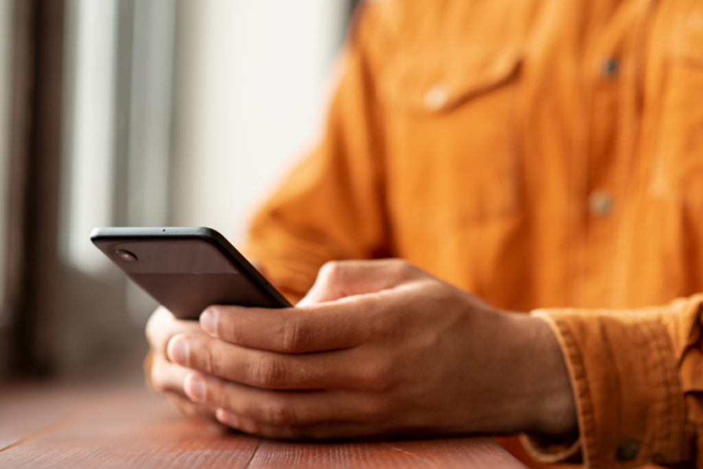 Saiba o que é dependência digital, quais os sintomas, malefícios e como tratar.