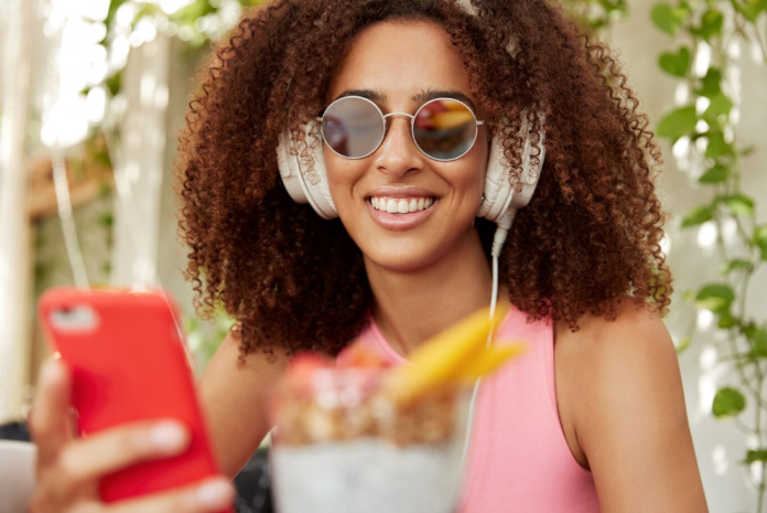 mulher-ouvindo-nova-mpb-no-celular mulher-ouvindo-nova-mpb-no-celular