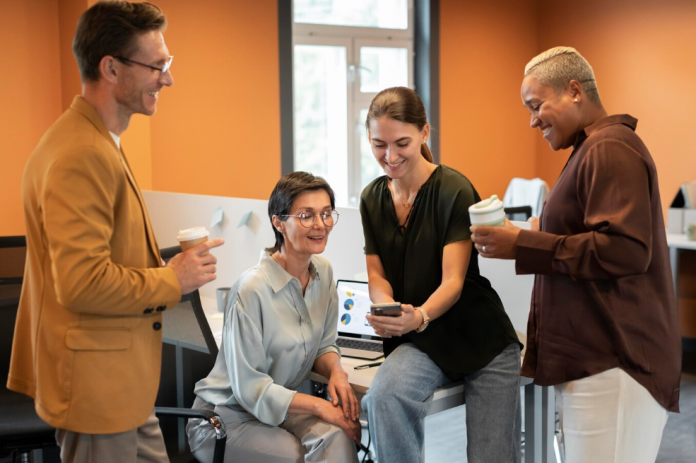 equipe corporativa discutindo curso de idiomas