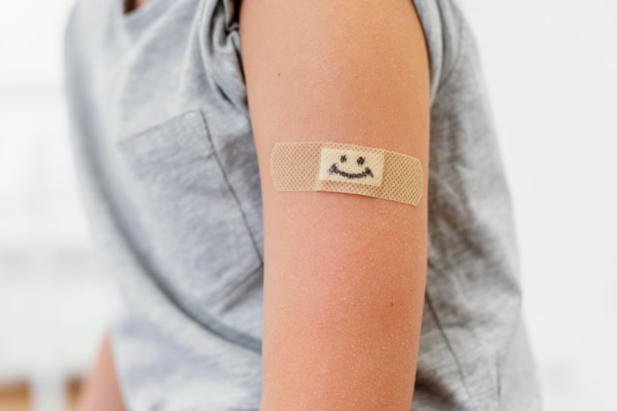 pessoa com curativo no braço cobrindo granuloma pessoa com curativo no braço cobrindo granuloma