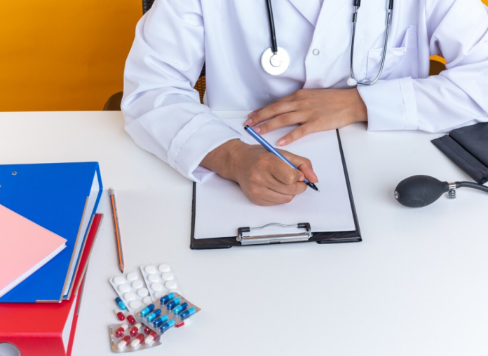 imagem ilustrativa de médico fazendo anotações sobre revalidação em medicina imagem ilustrativa de médico fazendo anotações sobre revalidação em medicina