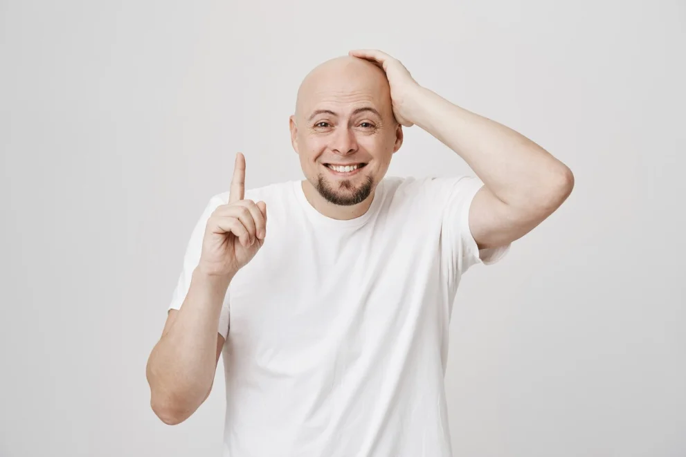 imagem ilustrativa de homem após raspar o cabelo
