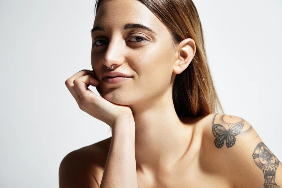 imagem ilustrativa de mulher com piercing no nariz