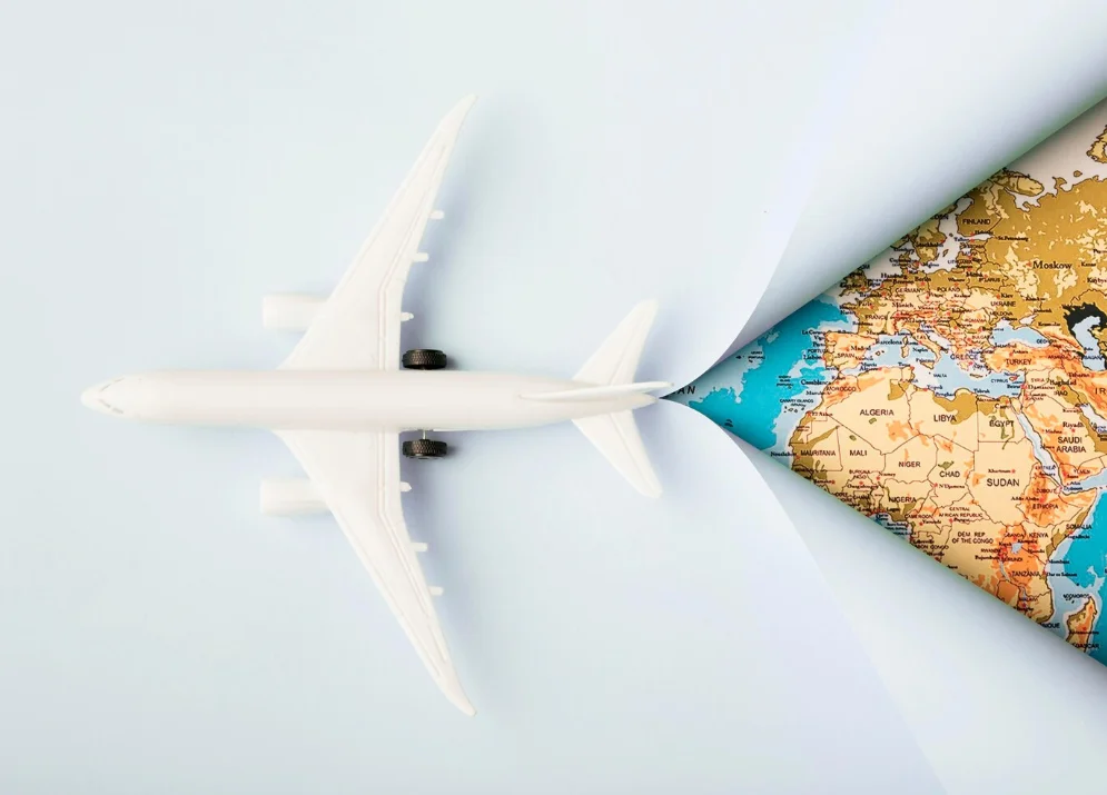 imagem ilustrativa de viagem internacional com aviao de brinquedo branco sobre mapa