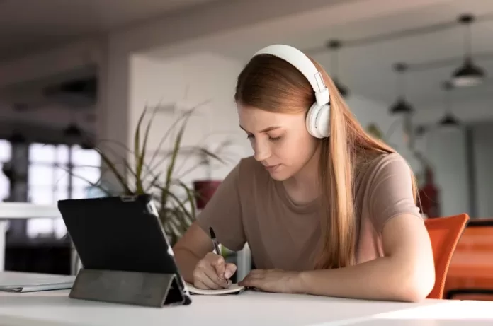 mulher-estudando-em-curso-de-inglês-online