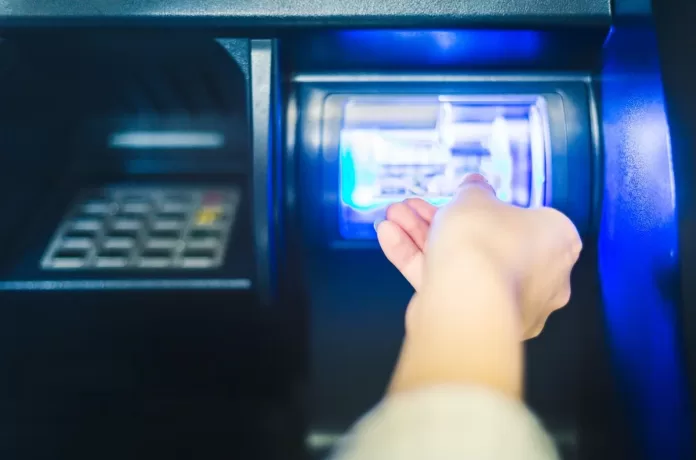 imagem-ilustrativa-de-pessoa-usando-caixa-eletronico-no-exterior