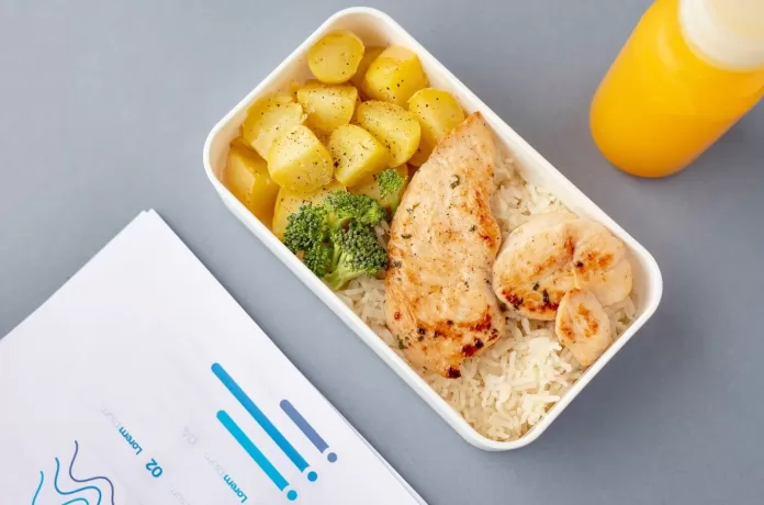 comida preparada para produção de marmitas congeladas