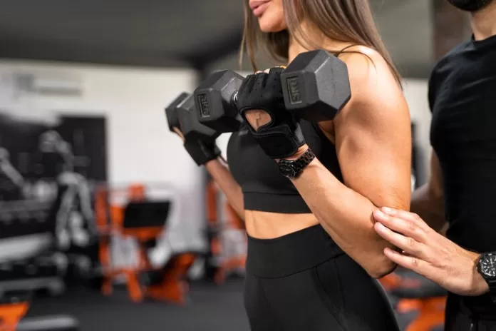 A hipertrofia muscular é prejudicada por bebidas alcoólicas? Entenda! | Foto: Freepik.