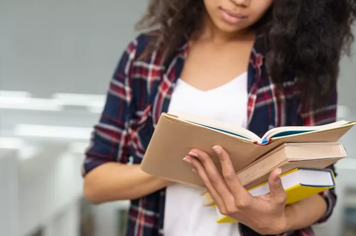 estudante-lendo-sobre-horas-complementares