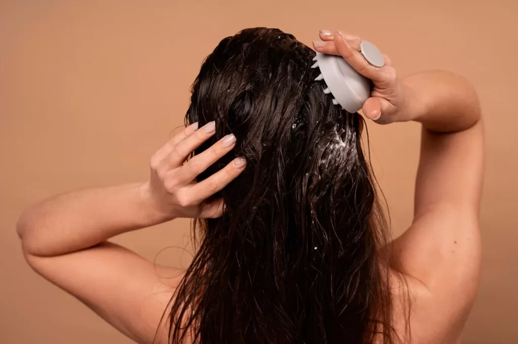 mulher lavando os cabelos com shampoo ideal