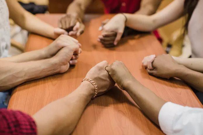 mulheres-da-vida-crista-segurando-as-maos-em-roda-de-oracao mulheres-da-vida-crista-segurando-as-maos-em-roda-de-oracao