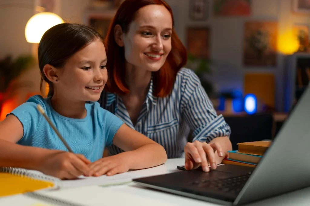 Entenda como a educação parental ajuda a promover o uso responsável da tecnologia.