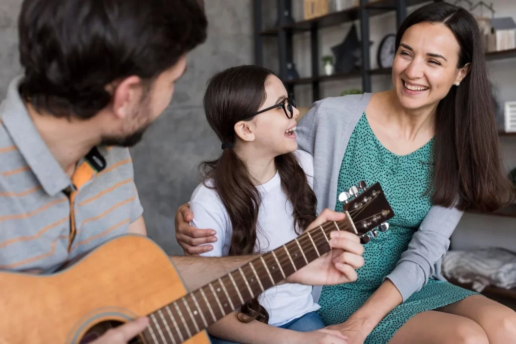 O estímulo sensorial através da música tende a fortalecer o desenvolvimento familiar.