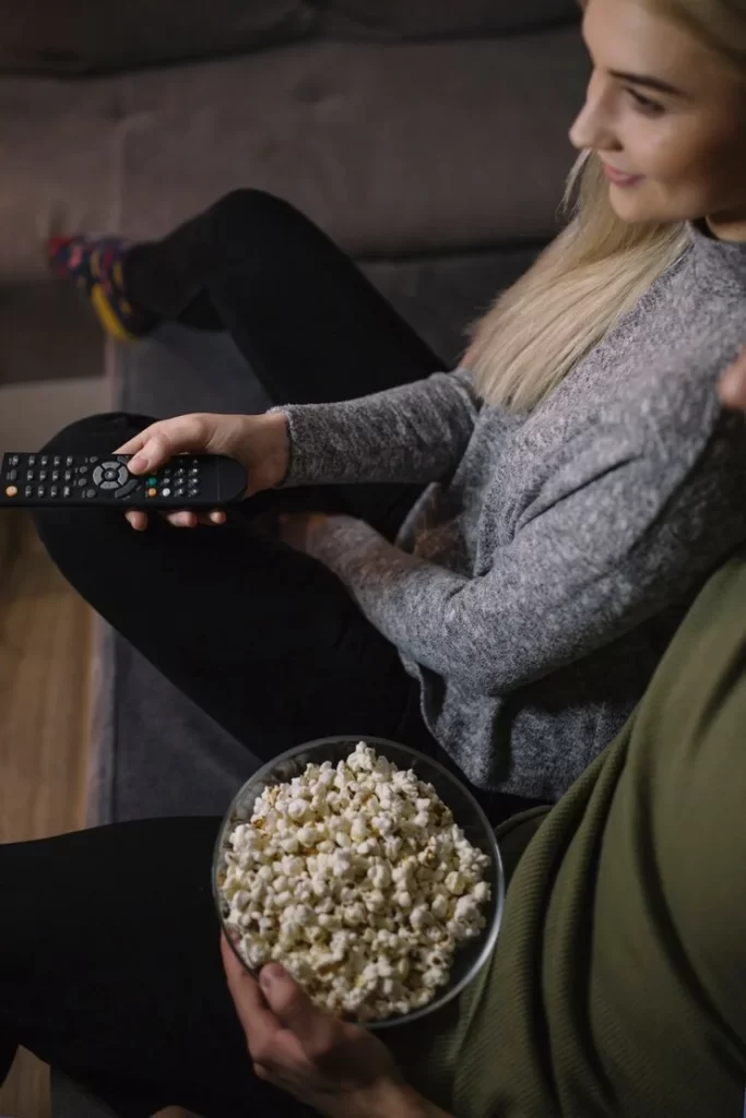 Assistir a séries pode ajudar no aprendizado de novas expressões e na expansão do vocabulário em inglês