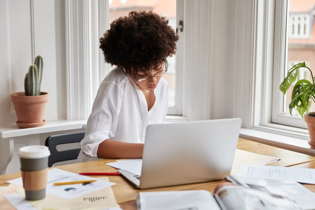 Veja como escolher o melhor celular em 2025 para home office.