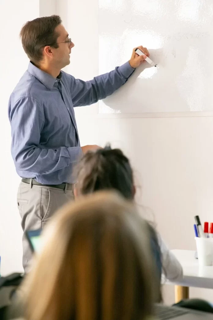 Você sabia que a integração de aulas dinâmicas pode melhorar significativamente o desempenho de seus alunos?