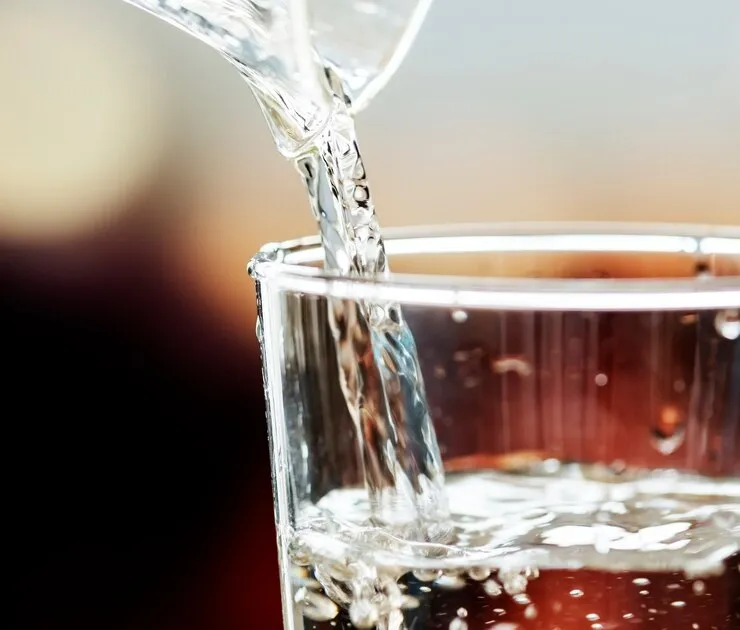 Veja quais são os maiores benefícios da água alcalina para o corpo e saúde. | Foto: Freepik.