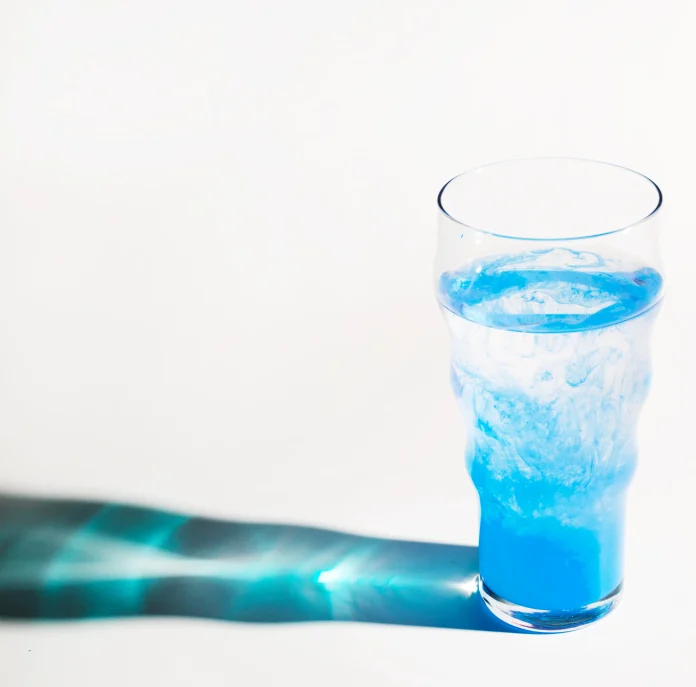 Água Alcalina: saiba se é possível encontrá-la no Brasil. l Foto: Freepik