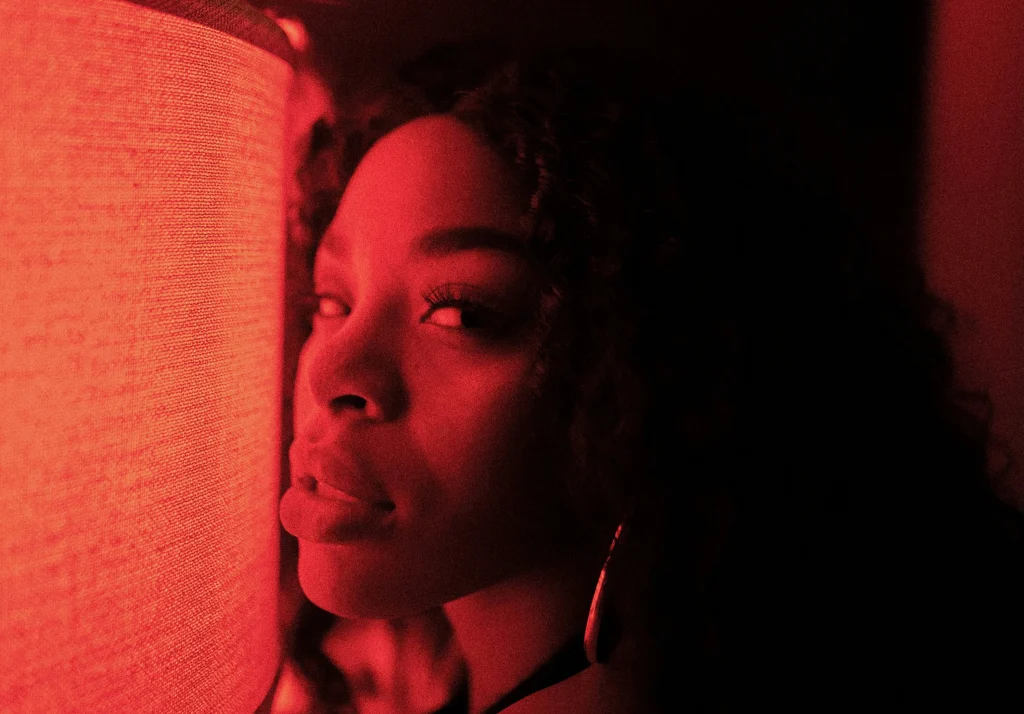 luz-vermelha-para-o-rosto-na-melhora-da-elasticidade-e-firmeza-da-pele